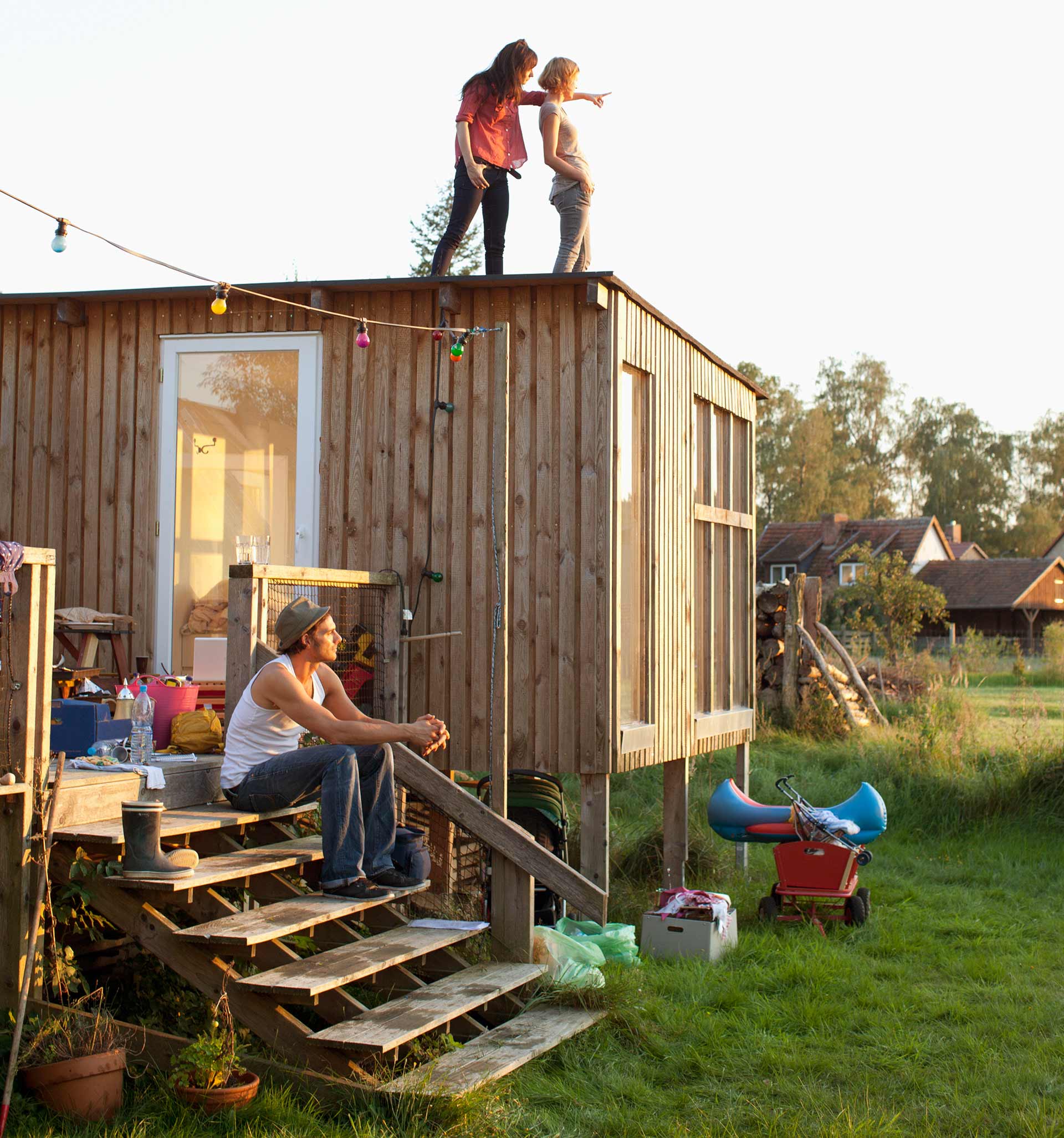 Gartenhaus selber bauen - Gartenhaus - statt nur Geräteschuppen Junge Menschen am selbst gebauten Gartenhaus